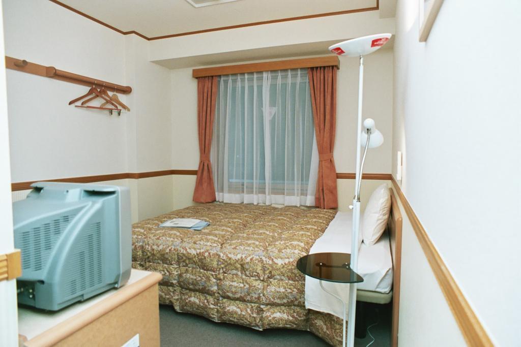 Toyoko Inn Yokohama Minatomirai-Sen Nihon-Odori Ekimae Rum bild