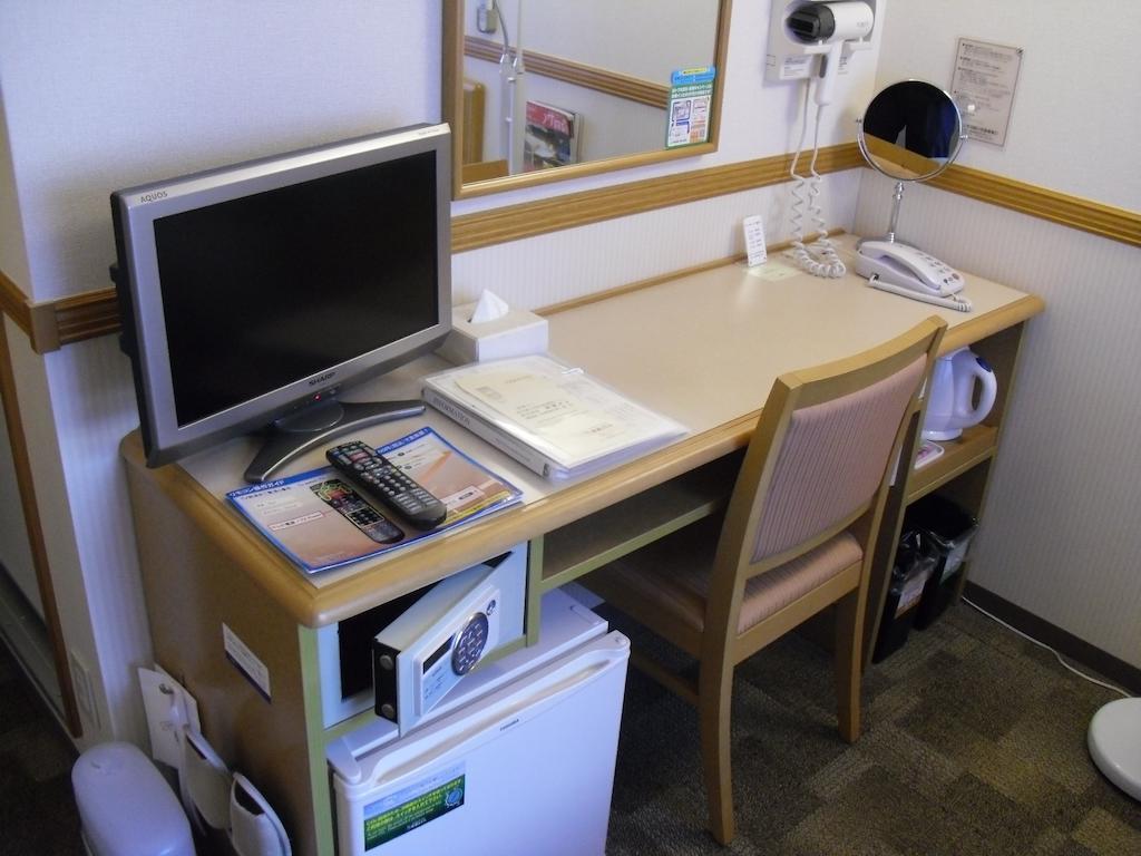 Toyoko Inn Yokohama Minatomirai-Sen Nihon-Odori Ekimae Rum bild