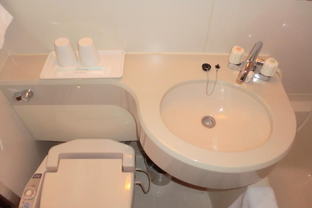 Toyoko Inn Yokohama Minatomirai-Sen Nihon-Odori Ekimae Rum bild