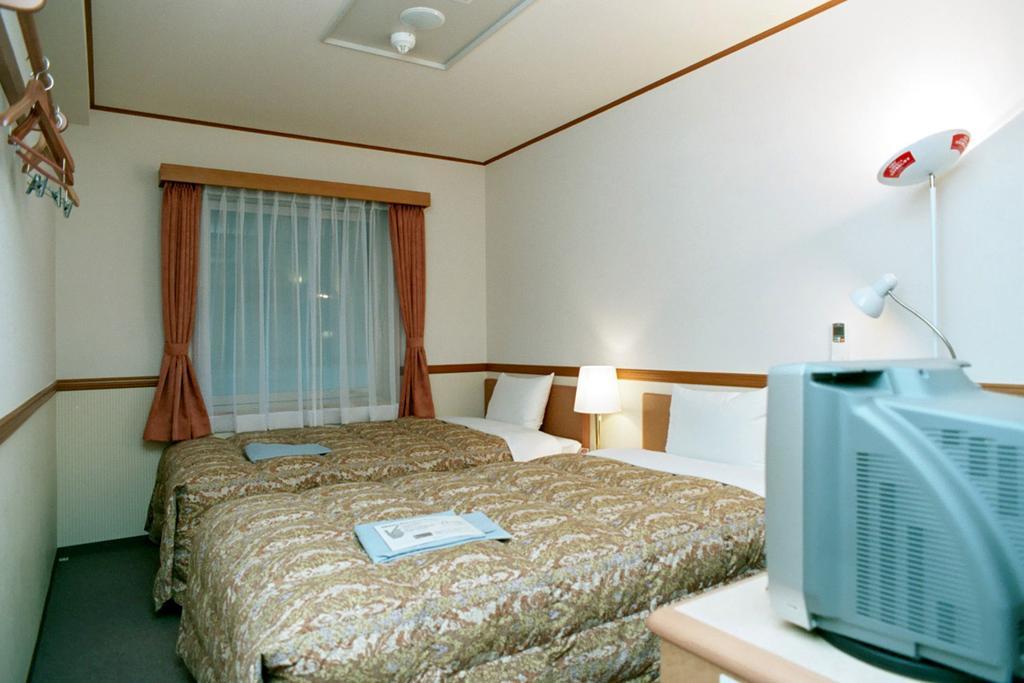Toyoko Inn Yokohama Minatomirai-Sen Nihon-Odori Ekimae Rum bild